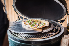Big Green Egg je vyrobený z výjimečně kvalitní keramiky, má dokonalou cirkulaci tepla a je s mnoho doplňky a příslušenství. EGG umožní krásné a dokonalé zážitky při grilování. Krby Kamna Székely Poděbrady 