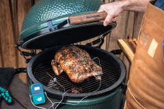 Big Green Egg je vyrobený z výjimečně kvalitní keramiky, má dokonalou cirkulaci tepla a je s mnoho doplňky a příslušenství. EGG umožní krásné a dokonalé zážitky při grilování. Krby Kamna Székely Poděbrady 