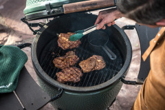 Big Green Egg je vyrobený z výjimečně kvalitní keramiky, má dokonalou cirkulaci tepla a je s mnoho doplňky a příslušenství. EGG umožní krásné a dokonalé zážitky při grilování. Krby Kamna Székely Poděbrady 