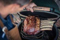 Big Green Egg je vyrobený z výjimečně kvalitní keramiky, má dokonalou cirkulaci tepla a je s mnoho doplňky a příslušenství. EGG umožní krásné a dokonalé zážitky při grilování. Krby Kamna Székely Poděbrady 