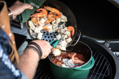 Big Green Egg je vyrobený z výjimečně kvalitní keramiky, má dokonalou cirkulaci tepla a je s mnoho doplňky a příslušenství. EGG umožní krásné a dokonalé zážitky při grilování. Krby Kamna Székely Poděbrady 