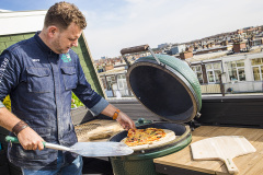 Big Green Egg je vyrobený z výjimečně kvalitní keramiky, má dokonalou cirkulaci tepla a je s mnoho doplňky a příslušenství. EGG umožní krásné a dokonalé zážitky při grilování. Krby Kamna Székely Poděbrady 