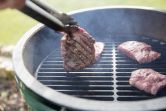 Big Green Egg je vyrobený z výjimečně kvalitní keramiky, má dokonalou cirkulaci tepla a je s mnoho doplňky a příslušenství. EGG umožní krásné a dokonalé zážitky při grilování. Krby Kamna Székely Poděbrady 