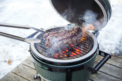 Big Green Egg je vyrobený z výjimečně kvalitní keramiky, má dokonalou cirkulaci tepla a je s mnoho doplňky a příslušenství. EGG umožní krásné a dokonalé zážitky při grilování. Krby Kamna Székely Poděbrady 