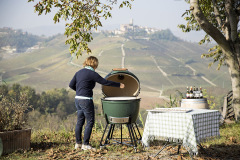 Big Green Egg je vyrobený z výjimečně kvalitní keramiky, má dokonalou cirkulaci tepla a je s mnoho doplňky a příslušenství. EGG umožní krásné a dokonalé zážitky při grilování. Krby Kamna Székely Poděbrady 