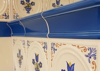 Kachlový sporák s topnou stěnou s lavicí, detail malovaných kachlů Hein