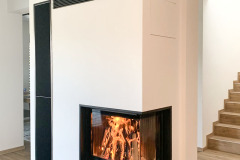 Rohový horkovzdušný krb s krbovou vložkou HOXTER ECKA 60-35-50S s nikou na dřevo a designovými mřížkami, koš na dřevo Firestyle GARDA - Krby Kamna Székely Poděbrady