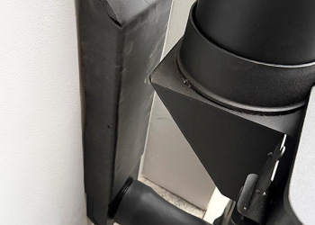 Kamna Charnwood Aire 5 mohou přivádět externí vzduch pro spalování, zde vyřešeno pomocí kanálu s izolací kvůli možné kondenzaci vzduchu - realizace Krby Kamna Székely Poděbrady