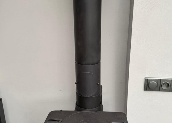 Kamna Charnwood Aire 5 se mohou doplnit o varnou plotnu zapuštěnou do spalovací komory pro vyšší teplotu a bočními plotnami pro nižší teplotu - realizace Krby Kamna Székely Poděbrady