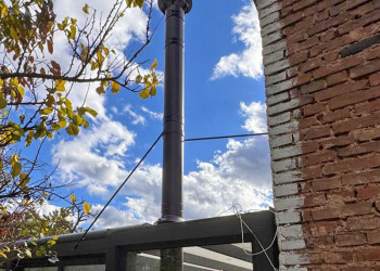 Nerezový přímý komín Ciko Basic v černém provedení se perfektně hodí pro zimní zahrady - realizace Krby Kamna Székely Poděbrady